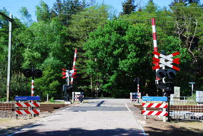 900094 Gezicht op de spoorwegovergang in de Paltzerweg / De Beaufortlaan in de spoorlijn Utrecht-Amersfoort tussen Den ...